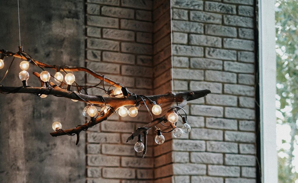 Tolle Holz-Deko: Ast als Deckenlampe