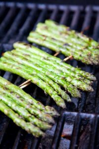 Grünen Spargel grillen