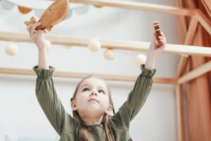 Kind spielt mit Spielzeug alleine im Kinderzimmer