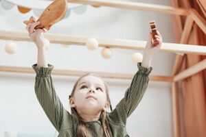 Kind spielt mit Spielzeug alleine im Kinderzimmer