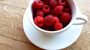 Himbeeren in Tasse