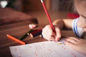 Kinderfotografie_Kleines Mädchen macht Hausaufgaben 