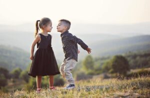 Kinderfotografie_Kinder spielen auf der Wiese