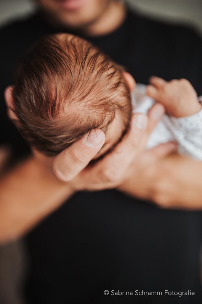 Babyfotografie: In den Händen des Papas