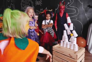 Dosen werfen zu Halloween