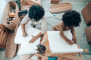 Authentische Kinderfotografie: Kinder malen 