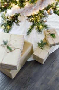 Weihnachtsgeschenke verpacken Tannenzweige