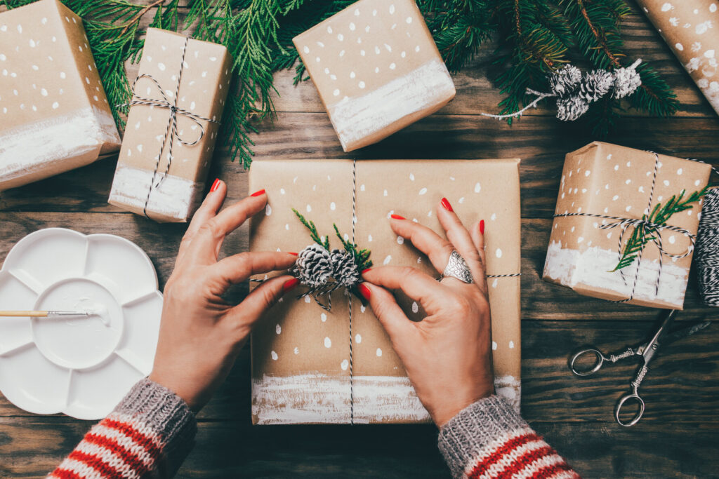 Weihnachtsgeschenke einpacken