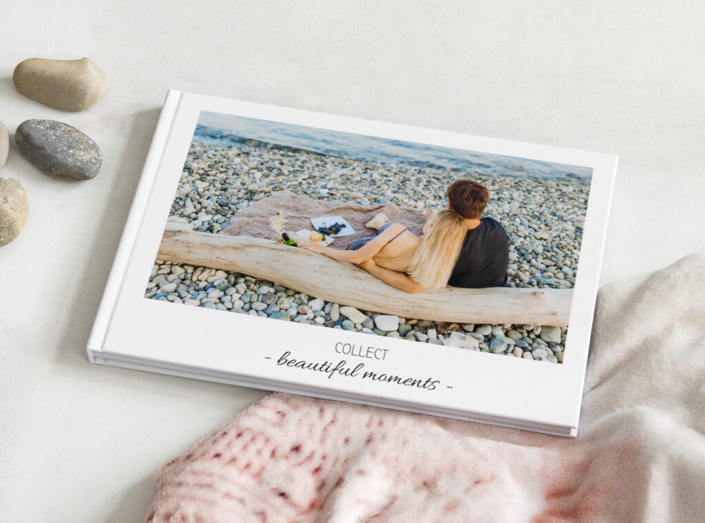 Fotobuch als Geschenk: ein Fotobuch liegt auf dem Tisch