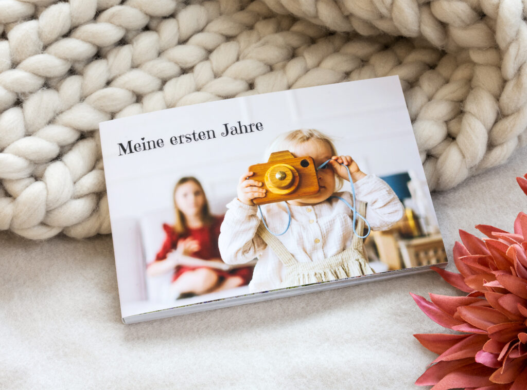 Fotobuch: ein Softcover Fotoalbum liegt auf dem Tisch