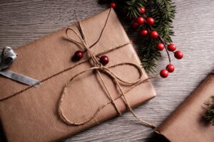 Fotobuch verpacken: mit Geschenkpapier eingewickeltes Buch